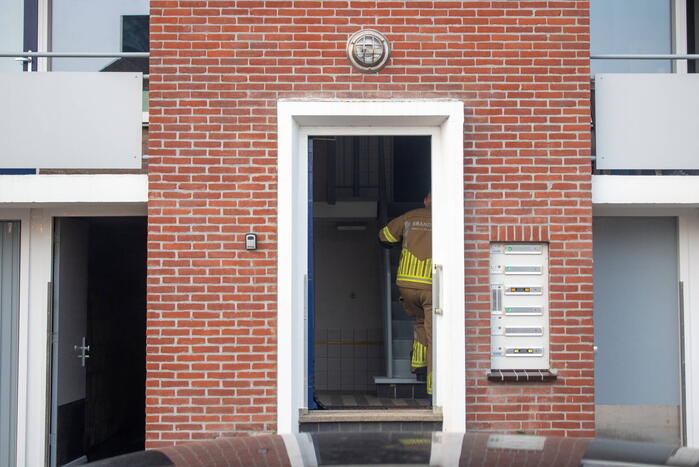 Bed vliegt in brand in appartement