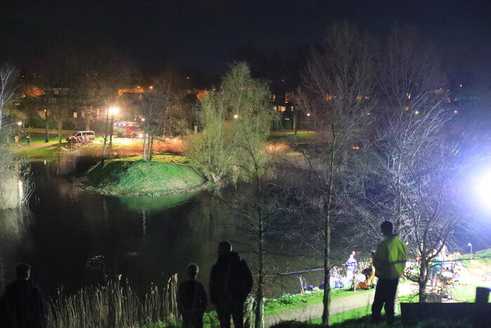 Persoon met scootmobiel raakt vermoedelijk te water