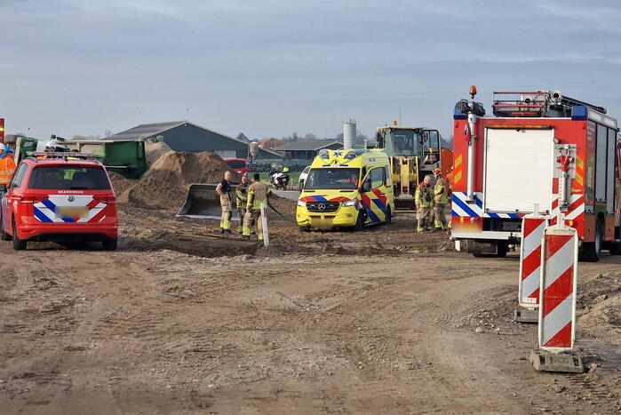Vrachtwagen kantelt op bouwplaats