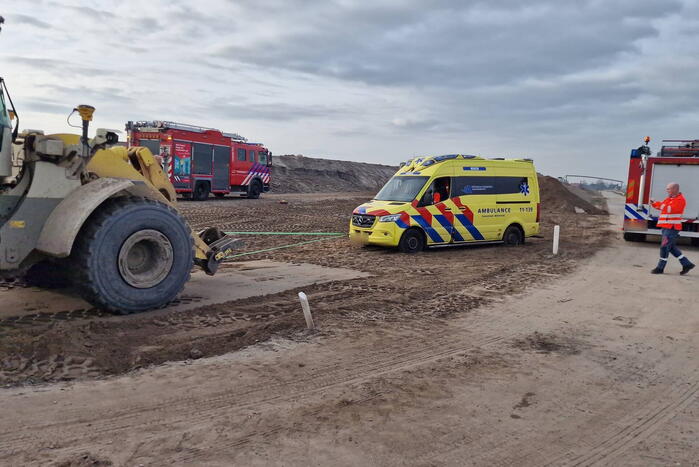 Vrachtwagen kantelt op bouwplaats