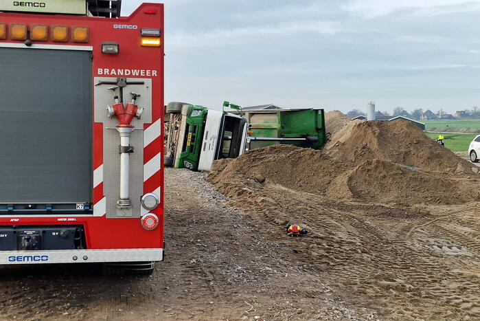 Vrachtwagen kantelt op bouwplaats