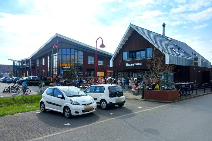 Flinke drukte bij cafetaria voor ijsjes op eerste lentedag