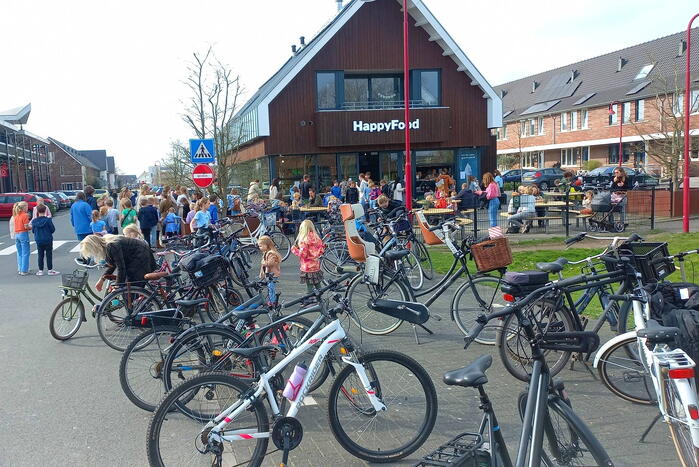 Flinke drukte bij cafetaria voor ijsjes op eerste lentedag