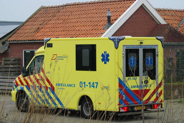 Tractor raakt te water, bestuurder gewond