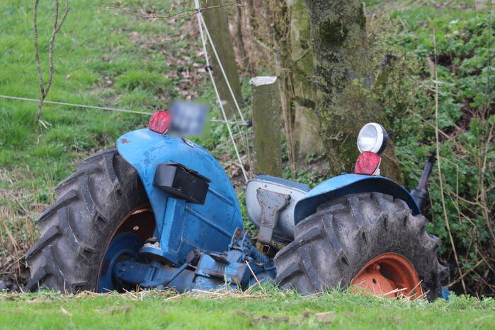 Tractor raakt te water, bestuurder gewond