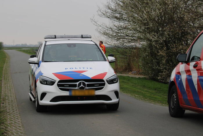 Tractor raakt te water, bestuurder gewond