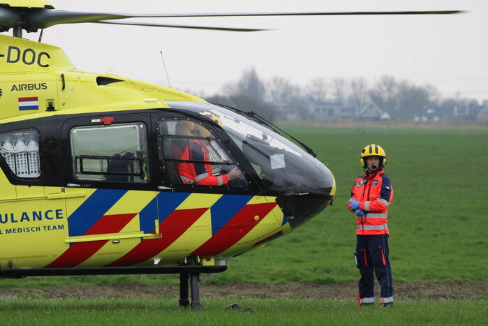 Tractor raakt te water, bestuurder gewond