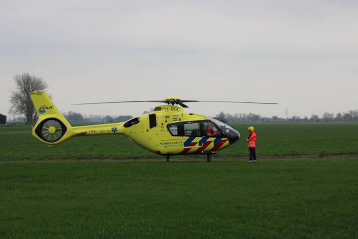 Tractor raakt te water, bestuurder gewond