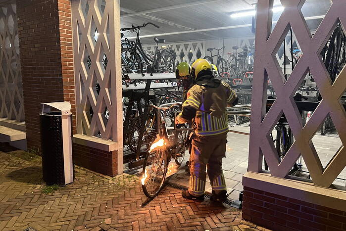 Brandweer blust brandende fiets