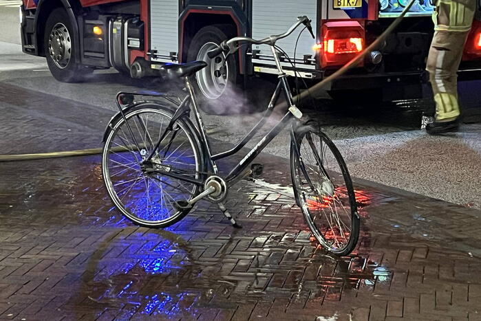 Brandweer blust brandende fiets