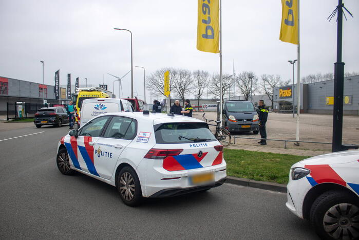 Fietser geschept door bestelbus