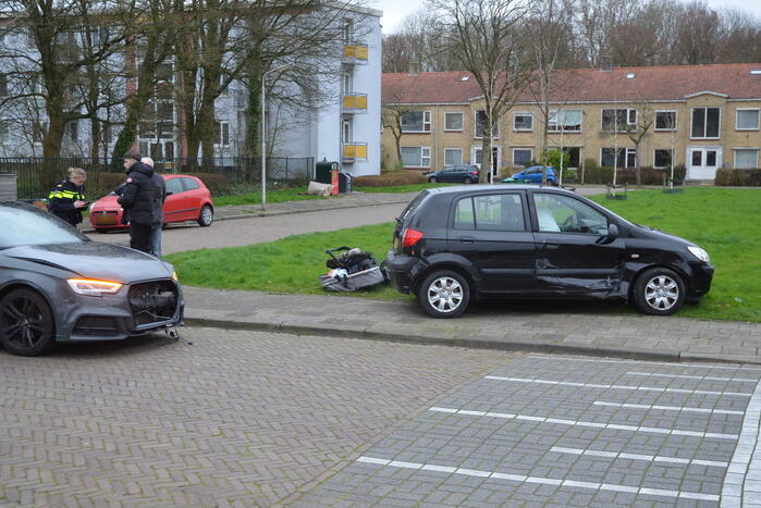 Twee personenauto's met elkaar in botsing
