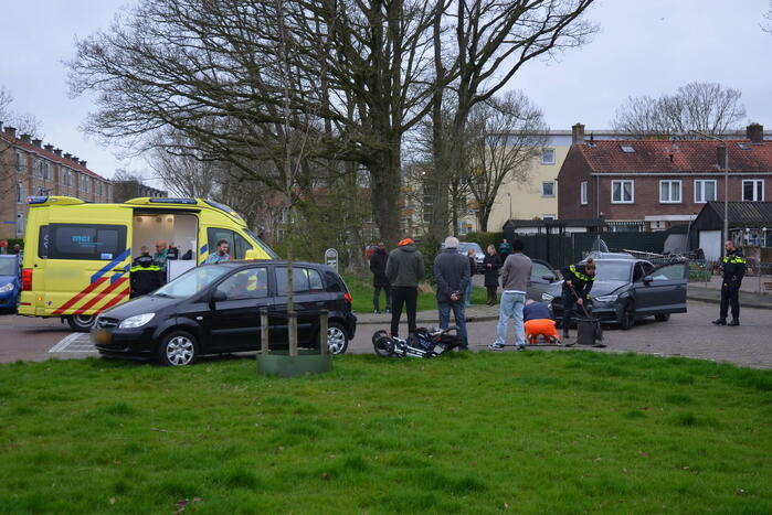 Twee personenauto's met elkaar in botsing