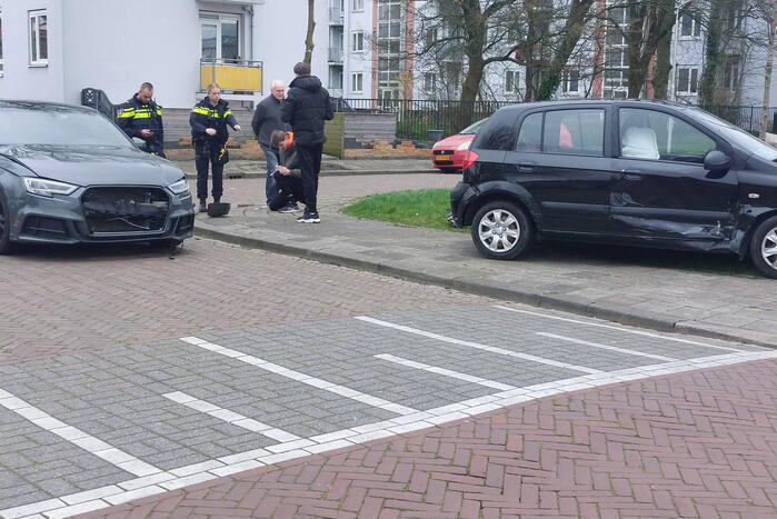 Twee personenauto's met elkaar in botsing