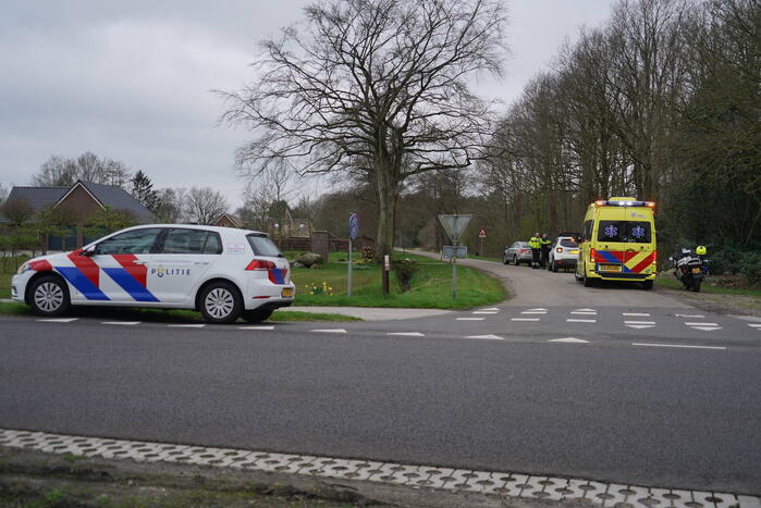 Auto komt in botsing met scooter op kruising