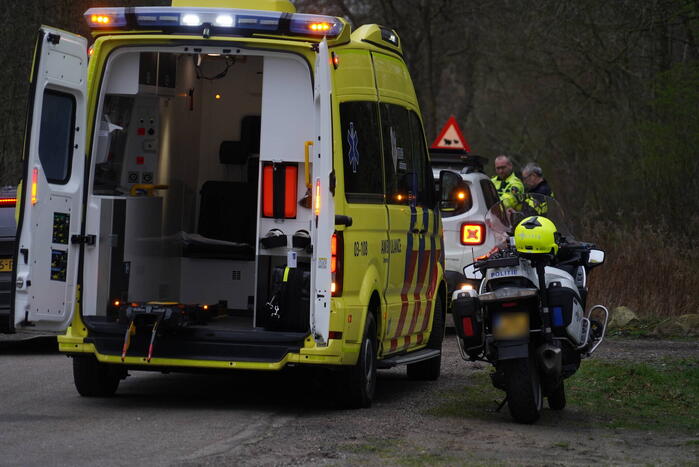 Auto komt in botsing met scooter op kruising