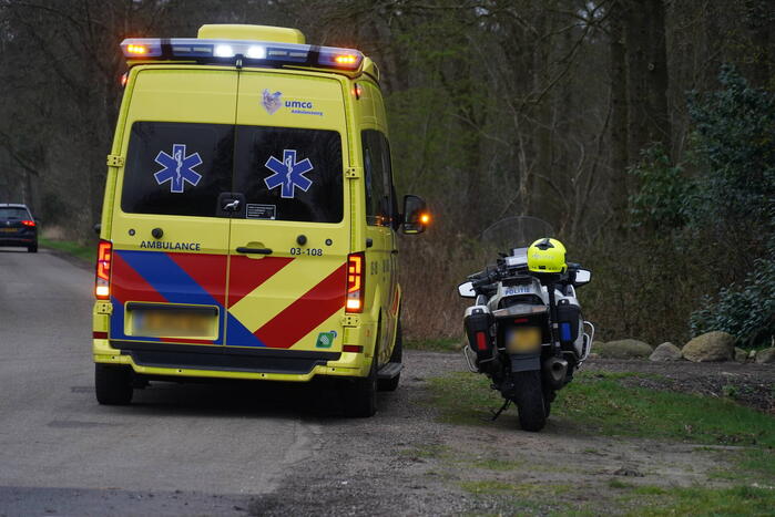 Auto komt in botsing met scooter op kruising