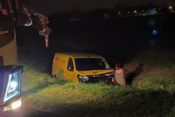 Bezorgbus komt in sloot terrecht