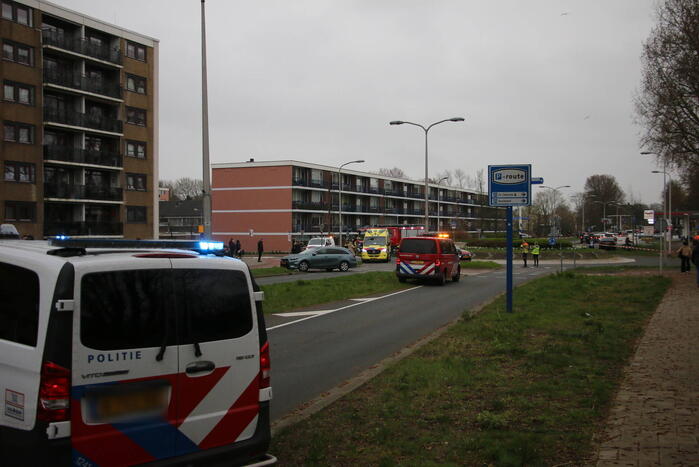 Scooter in botsing met auto op rotonde