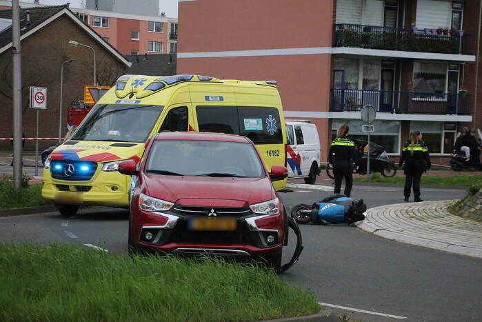 Scooter in botsing met auto op rotonde
