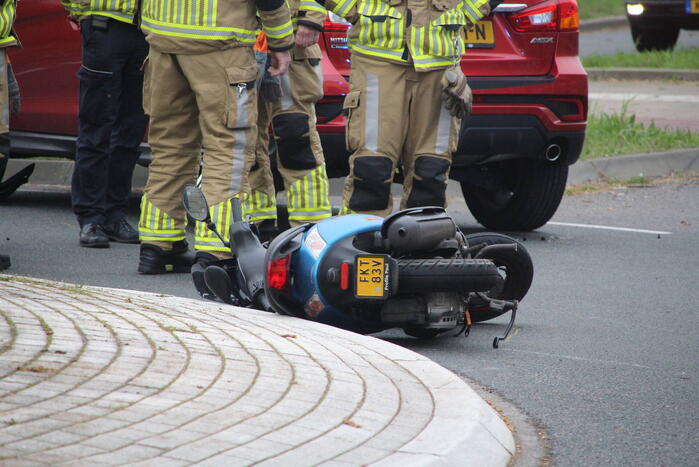 Scooter in botsing met auto op rotonde
