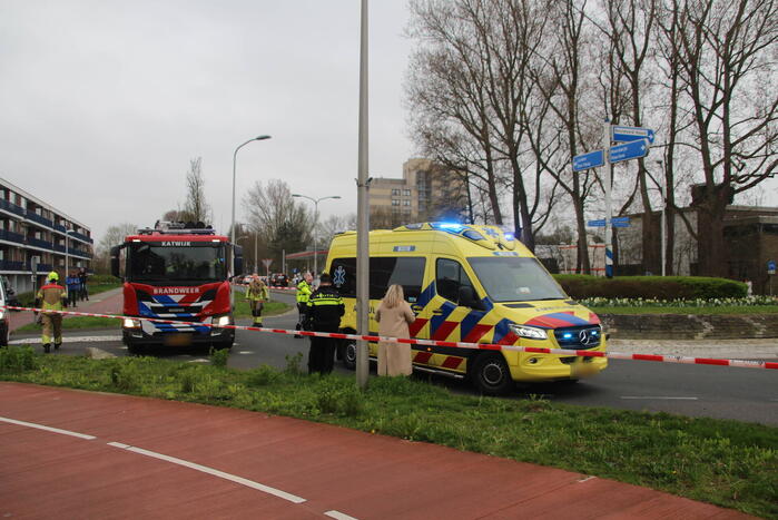 Scooter in botsing met auto op rotonde