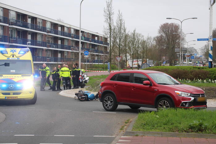Scooter in botsing met auto op rotonde