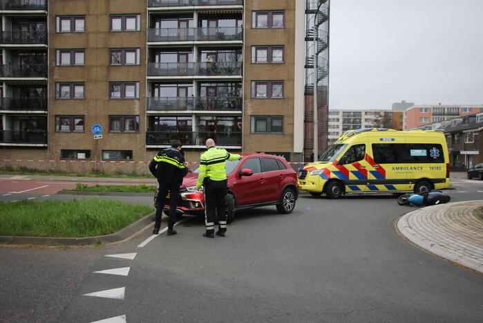 Scooter in botsing met auto op rotonde