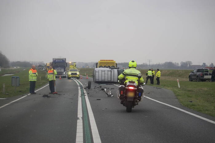 Bestelwagen belandt op zijn kant