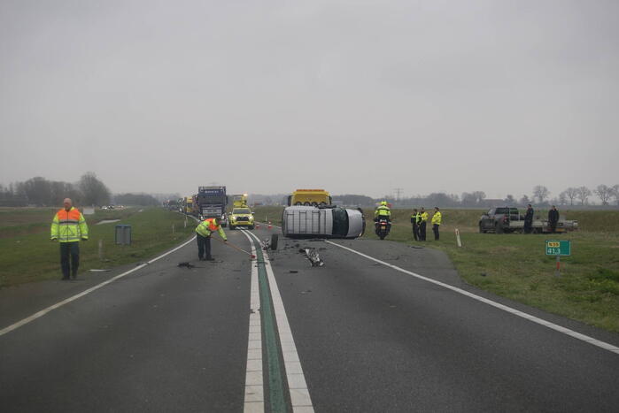 Bestelwagen belandt op zijn kant