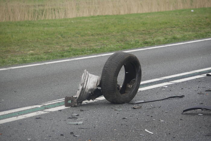 Bestelwagen belandt op zijn kant