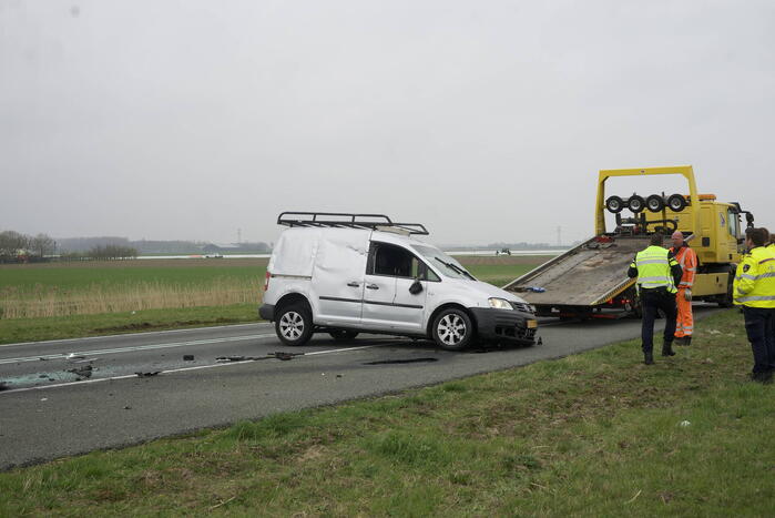Bestelwagen belandt op zijn kant