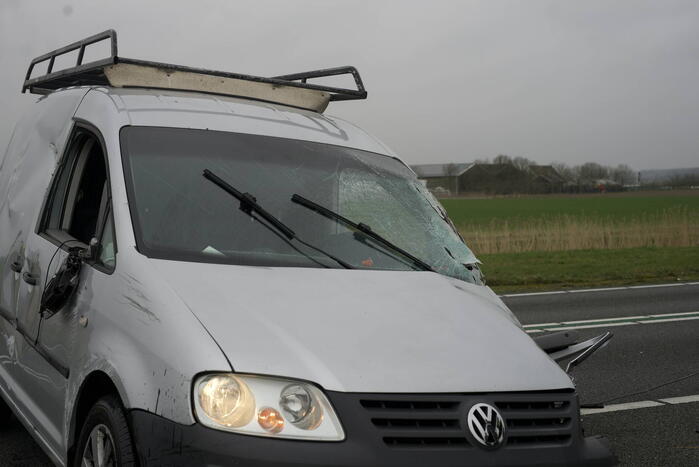 Bestelwagen belandt op zijn kant