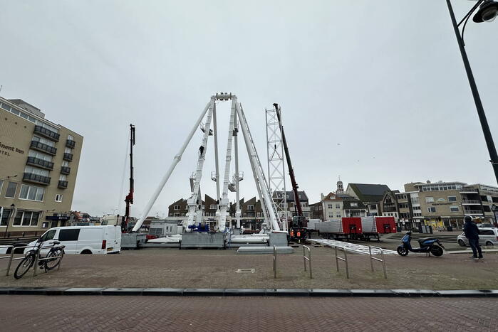 Opbouw grootste reuzenrad langs de kust in volle gang
