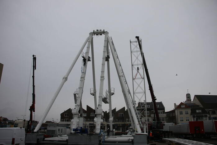 Opbouw grootste reuzenrad langs de kust in volle gang