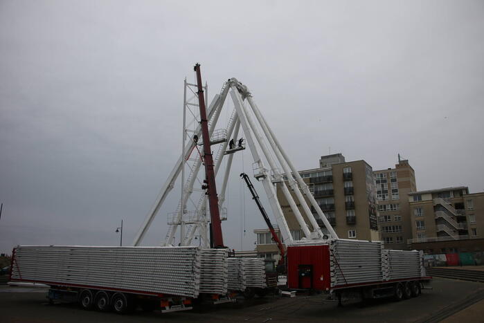 Opbouw grootste reuzenrad langs de kust in volle gang