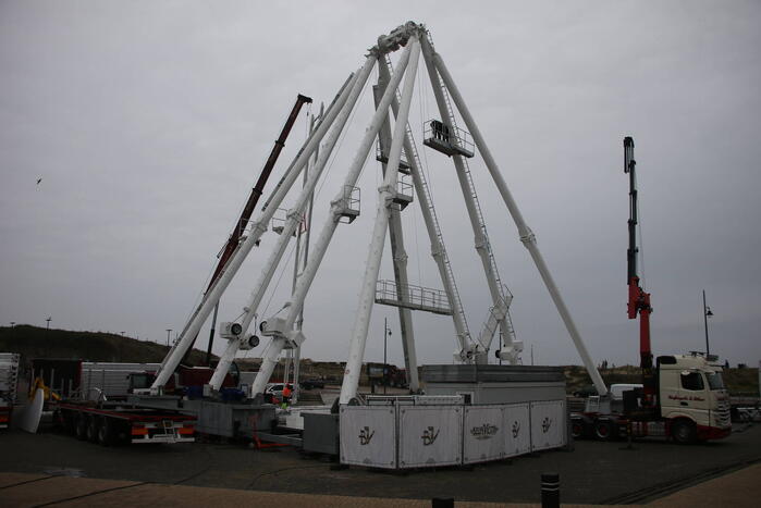 Opbouw grootste reuzenrad langs de kust in volle gang