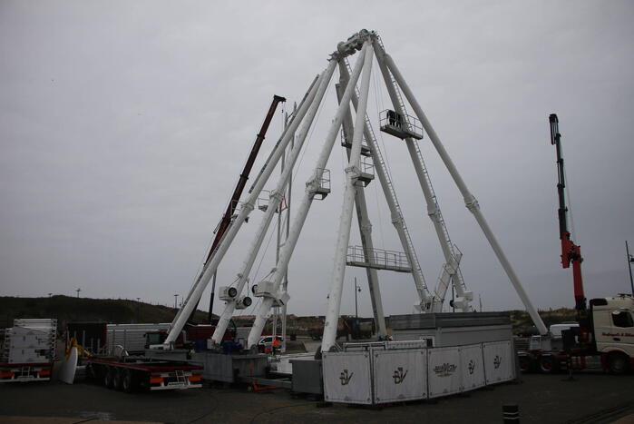 Opbouw grootste reuzenrad langs de kust in volle gang