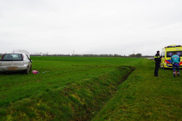 Automobiliste raakte van de weg en komt in weiland terecht