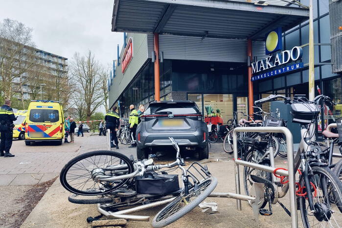 Automobilist rijdt in op voetgangers, vrouw (77) belandt onder auto