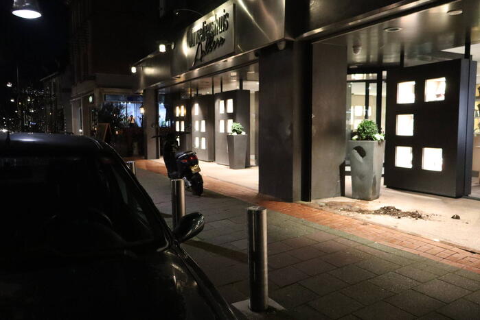 Plantenbak van juwelier kapot door gevallen scooterrijder