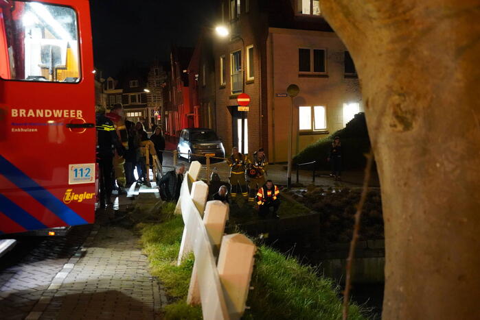 Bestelbus te water geraakt