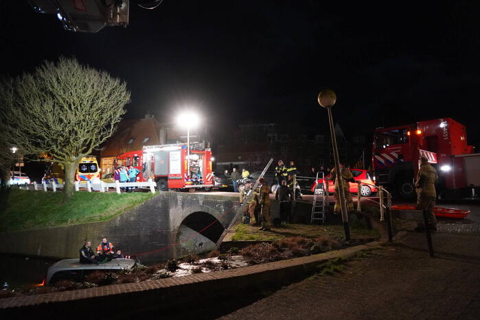 Bestelbus te water geraakt