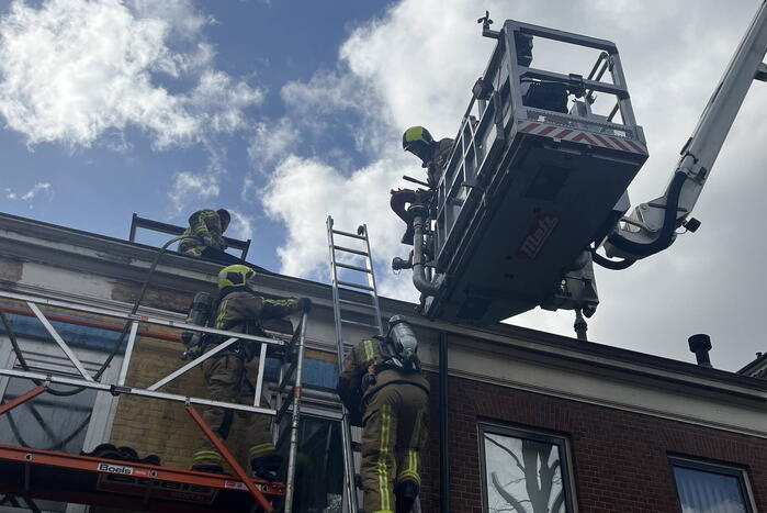 Brand op dak van woning
