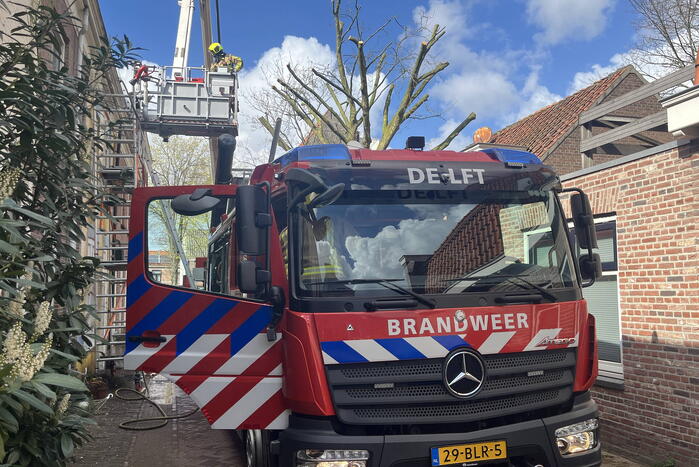 Brand op dak van woning