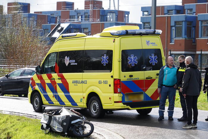 Auto en elektrische bakfiets botsen in Assen