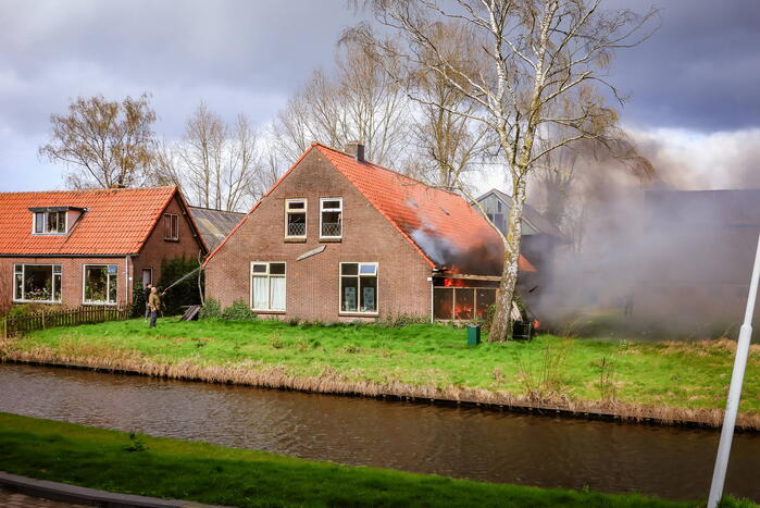 Felle brand aanbouw van voormalige manege