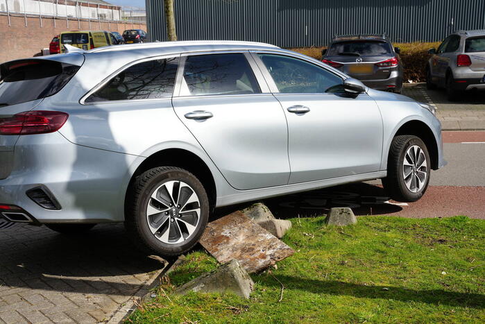 Automobilist rijdt zich vast op betonnen afscheiding