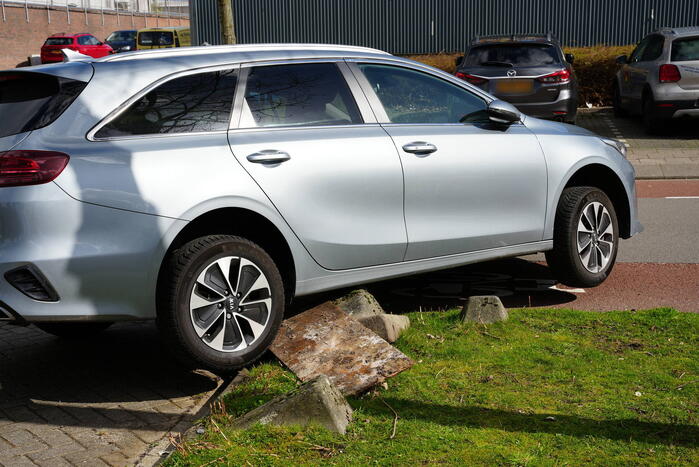 Automobilist rijdt zich vast op betonnen afscheiding