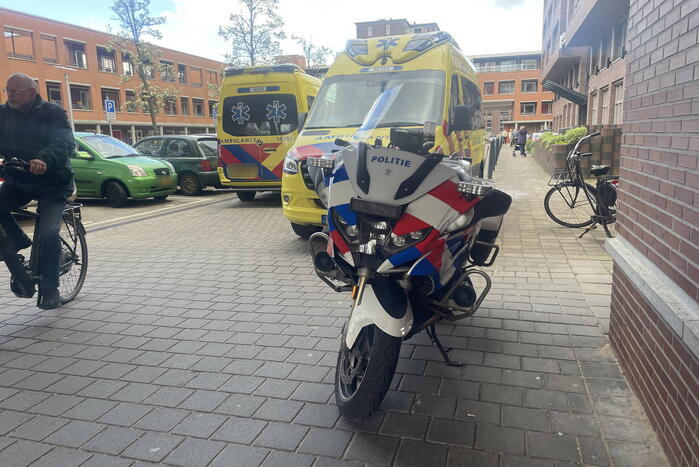 Veel medisch personeel voor noodsituatie in de woning